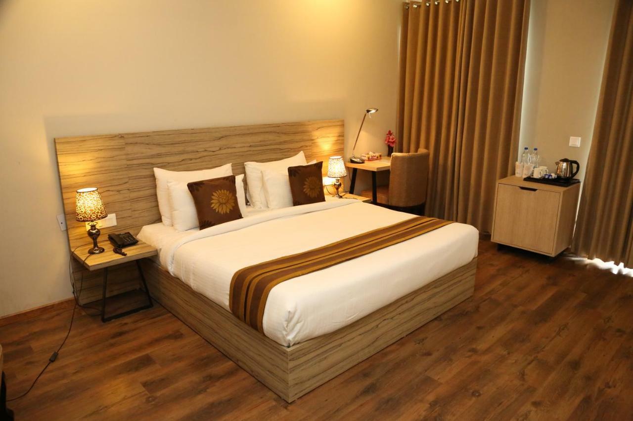 Hotel Royal On Sohna Road 3*